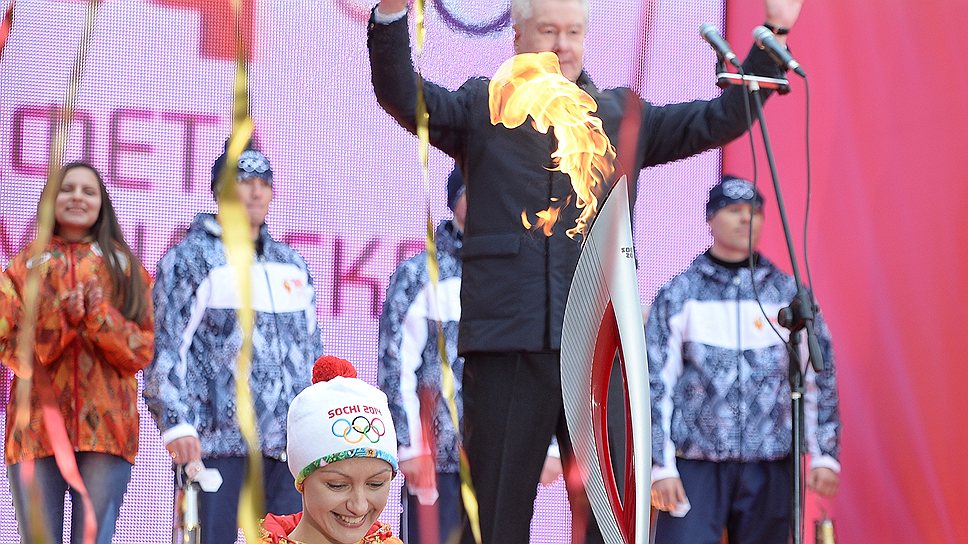 Четырехкратная олимпийская чемпионка по синхронному плаванию Анастасия Давыдова (в центре) и мэр Москвы Сергей Собянин (второй справа) во время старта первого этапа эстафеты олимпийского огня по территории России на Красной площади 