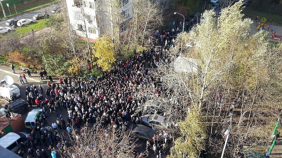 В воскресенье в районе Бирюлево Западное на юге Москвы начался народный сход с требованием найти убийцу 25-летнего местного жителя Егора Щербакова