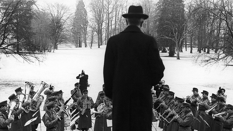 Конрад Аденауэр покинул свой пост добровольно в 1963 году, пробыв канцлером 14 лет. Ойген Герстенмайер, председатель Бундестага при Аденауэре, так сказал о его уходе:«За 100 лет богатой событиями немецкой истории мы впервые являемся свидетелями того, когда человек, длительное время находясь на вершине власти, покидает ее не в результате своего банкротства как политика, а по доброй воле, в мире и согласии» . Господин Аденауэр умер 19 апреля 1967 года на своей вилле в Рендорфе. Первому канцлеру ФРГ был 91 год