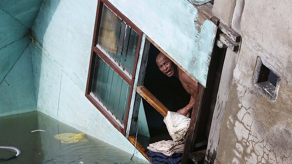 В городах обрушились несколько зданий, тысячи человек остались без крыши над головой