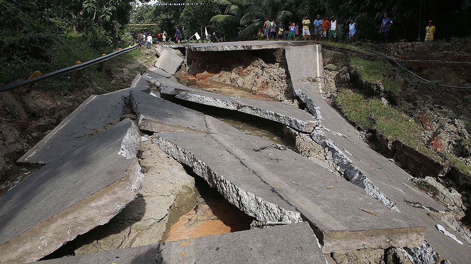 На Филиппинах практически не осталась дорог, обрушились и многие мосты