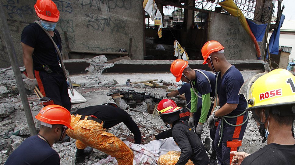 В результате землетрясения погибли как минимум 85 человек, более 60 пострадали. Обрушился и крупнейший рынок Сибу (на фото работа спасателей на рынке)