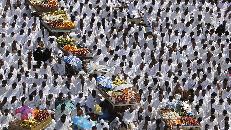 В начале паломничества мусульмане переодеваются в белые ритуальные одежды, которые скрывают материальный и общественный статус
