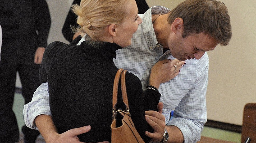 Оппозиционер Алексей Навальный (справа) с супругой Юлией