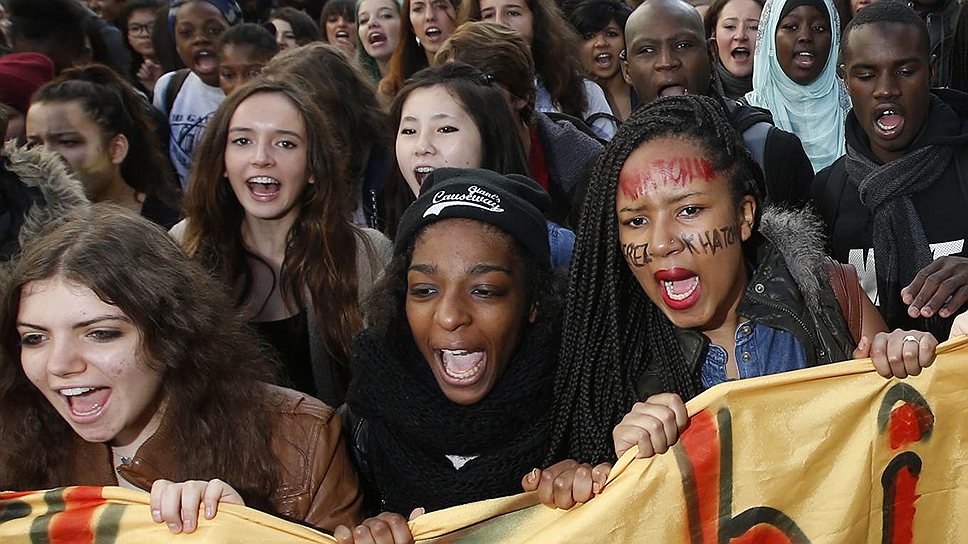 Несколько тысяч учащихся из 20 парижских лицеев в знак протеста вначале не вышли на занятия, а в середине дня устроили шествие по улицам Парижа, развернув транспаранты «Образование для всех» и «Поддержим Леонарду»