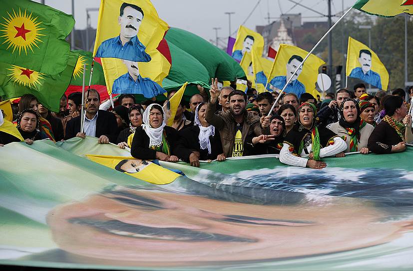 8 октября 2014 годапредставители курдских диаспор за рубежом объявили «войну двойным стандартам»: они назвали недостаточной помощь Запада жителям населенного курдами города Кобани на севере Сирии, вынужденного обороняться от атак «Исламского государства» (ИГ).  Беспорядки с участием членов «Рабочей партии Курдистана» охватили восточные регионы Турции, а затем перекинулись на Европу: только в Германии курдское население составляет 1 млн. человек 
