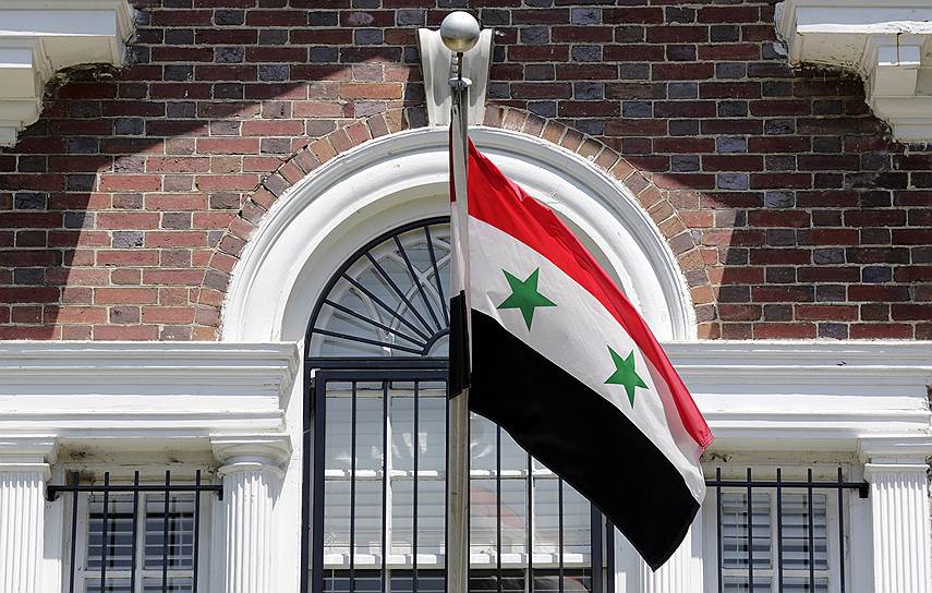 18 марта 2014 года Вашингтон объявил работающих в США сирийских дипломатов persona non grata. По словам спецпредставителя США по Сирии Дэниэла Рубинстайна, «США считают неприемлемым осуществление дипломатических или консульских операций лицами, назначенными режимом Башара Асада»