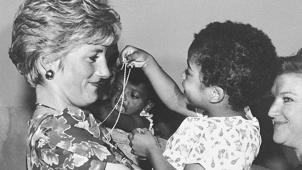 Принцесса Диана постоянно посещала больницы для больных СПИДом и одна из первых в 1980-х годах привлекла внимание общественности к этой проблеме. В 1987 году она сфотографировалась с ВИЧ-инфицированным, хотя тогда все еще было распространено мнение, что болезнь передается при тактильном контакте. Диана была покровительницей Национального фонда СПИДа, а ее частный благотворительный фонд предоставлял поддержку людям с ВИЧ в Африке на стадии умирания