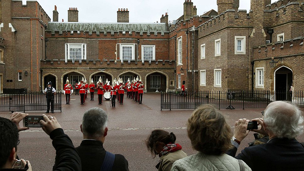 Около Собора собрались сотни англичан, чтобы чествовать маленького принца
