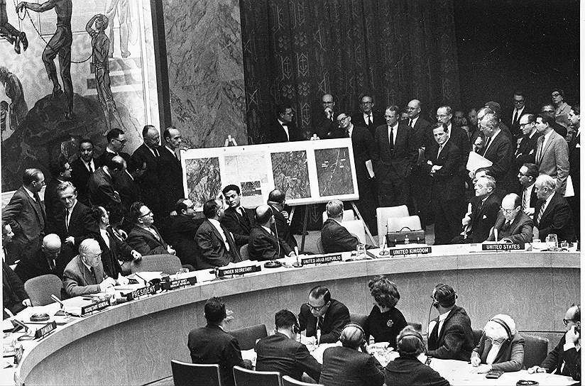 1962 год. Карибский кризис: посол США в ООН Эдлай Стивенсон (на фото второй справа) на заседании Совбеза ООН демонстрирует фотографии советских ракет на Кубе