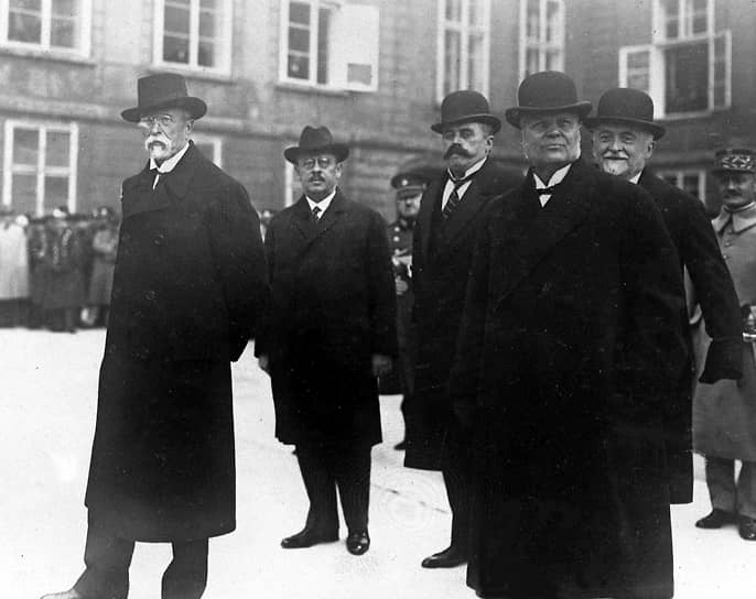1918 — провозглашение независимости Чехословакии (от Австро-Венгрии). Первым президентом стал Томаш Масарик (на фото слева)