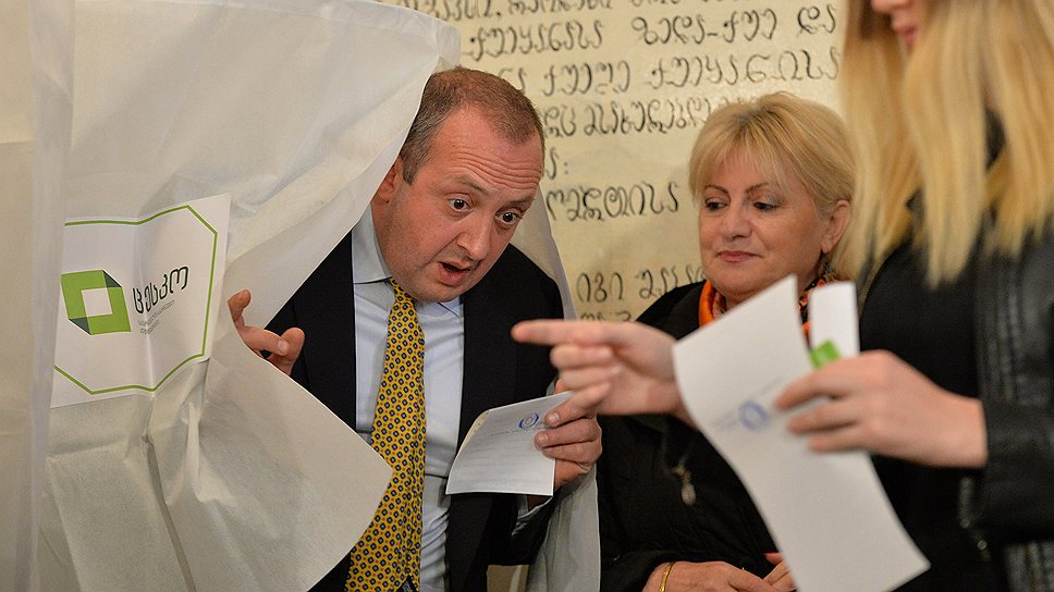 Георгий Маргвелашвили во время голосования на одном из избирательных участков города