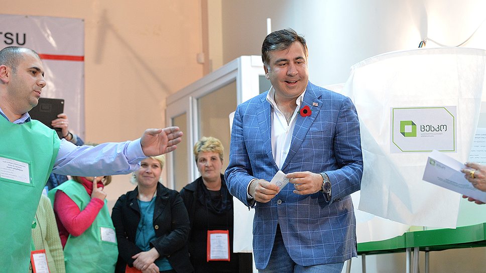Михаил Саакашвили во время голосования на одном из избирательных участков Тбилиси