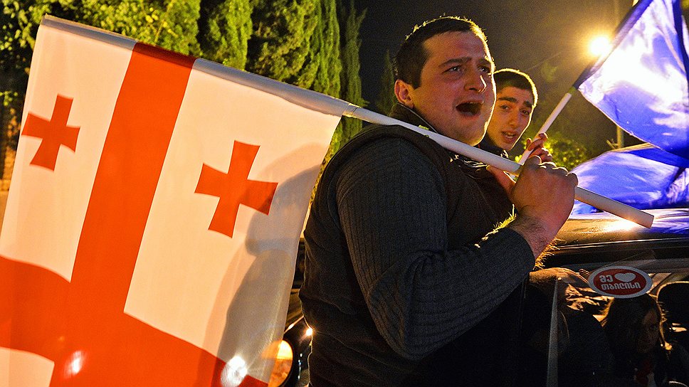 Жители празднуют победу на выборах кандидата от коалиции «Грузинская мечта» Георгия Маргвелашвили