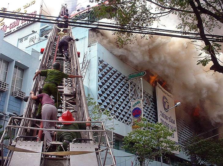 2002 год. В результате пожара в Международном торговом центре в городе Хошимин на юге Вьетнама погибли более 60 человек и свыше 100 человек пострадали