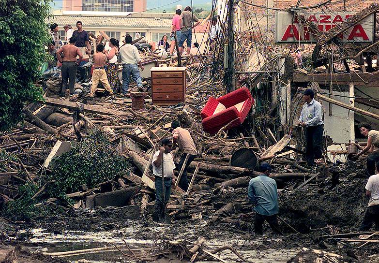 1998 год. Ураган «Митч», один из самых мощных в Атлантическом бассейне, обрушился на Гондурас. Жертвами урагана стали около 11 тыс. человек и почти столько же пропали без вести. 2,7 млн человек остались без крова. Большинство из них — жители Гондураса и Никарагуа