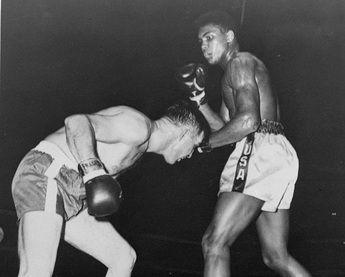 1960 год. В Луисвилле (штат Кентукки, США) боксер Кассиус Клей, впоследствии известный как Мохаммед Али, провел свой первый профессиональный бой — его соперником был Танни Хансекер. Клей одержал уверенную победу по очкам