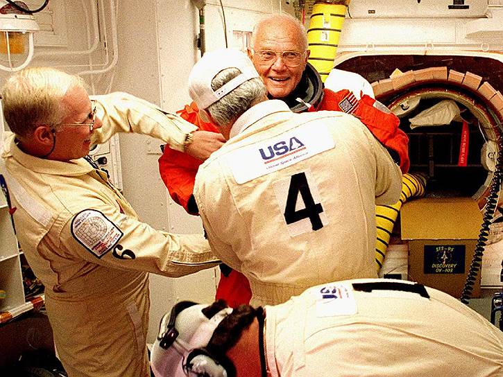 1998 год. В США был запущен в космос самый старый астронавт — Джон Гленн (в возрасте 77 лет и 103 дней)