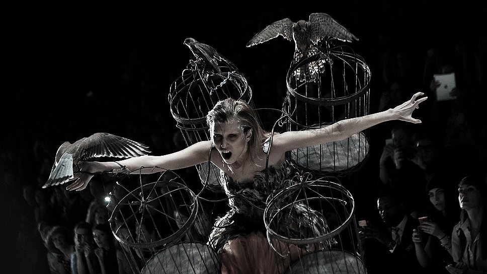 Показ Алисы Гагариной из дизайнерской группы CONTRFASHION начался выходом мистического существа на ходулях, а закончился  образом ведьмы-птицелова с живыми птицами