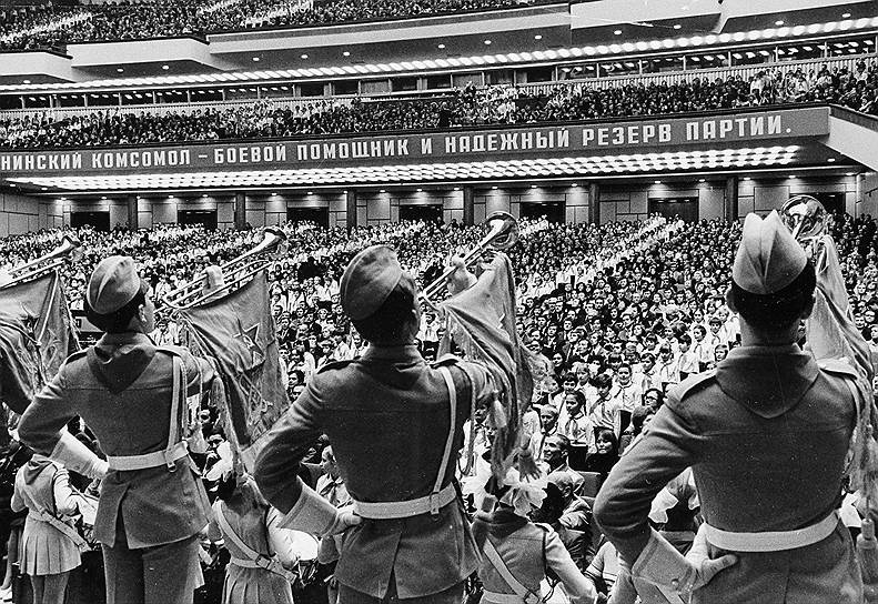 1918 год. В Москве создан Российский коммунистический союз молодежи (позднее ВЛКСМ)
