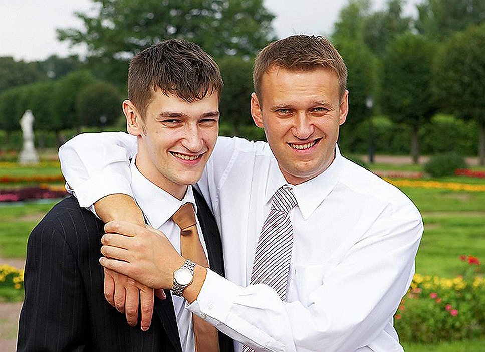 Алексей Навальный (справа) с братом Олегом 