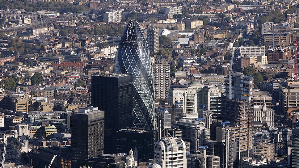 В 2013 году Лондон вновь занял первое место в рейтинге мировых финансовых центров (Global Financial Centres Index), обогнав Нью-Йорк и Гонконг. Один из символов лондонского делового центра Сити — 40-этажный небоскреб 30 St Mary Axe, построенный в 2001-2004 годах по проекту известного британского архитектора Нормана Фостера и получивший прозвище «огурец»
