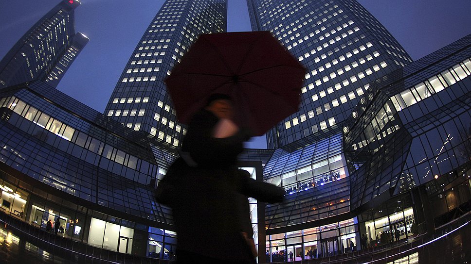 У Франкфурта есть свои «башни-близнецы», которые занимает штаб-квартира Deutsche Bank. Изначально эти небоскребы строились для американской гостиничной компании Hyatt Hotels Corporation, но когда здания были готовы, Hyatt передумал, и владельцем высоток стал банк