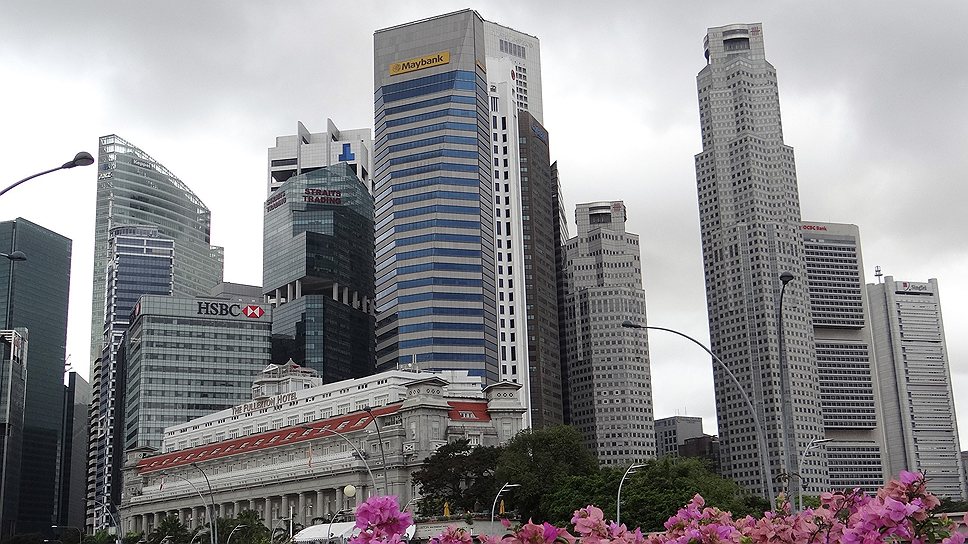 Сингапур на четвертом месте среди мировых финансовых центров. На фото вид на деловую часть города — 32-этажную башню малазийского банка Maybank и один из самых высоких 67-этажных небоскребов города United Overseas Bank Plaza One (280 метров)