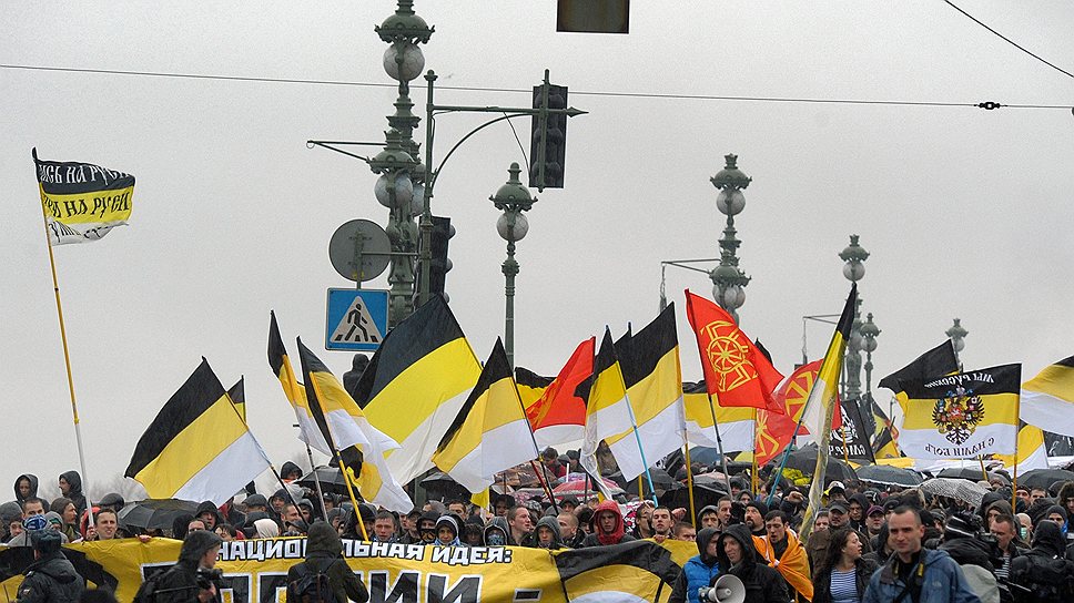 «Патриотический (Русский) марш» в Санкт-Петербурге прошел от станции метро Горьковская и закончился митингом на Марсовом поле