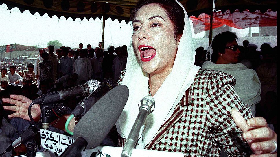  В октябре 2007 года в Пакистан из Дубая вернулась экс-премьер Беназир Бхутто. Она покинула Пакистан в 1999 году после выдвижения обвинений в коррупции. Госпожа Бхутто возглавила оппозиционную Пакистанскую народную партию, но в декабре 2007 года погибла при теракте