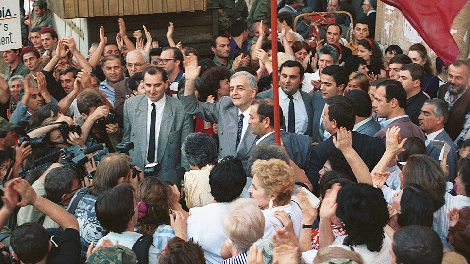 В январе 1992 года в результате переворота Грузию покинул президент Звиад Гамсахурдия, избранный на этот пост в мае 1991 года. Безуспешно попытавшись получить политическое убежище в Азербайджане, Гамсахурдия бежал в Армению, а в феврале 1992 года принял приглашение Джохара Дудаева и перебрался в Чечню. В сентябре 1993 года экс-президент вернулся в Грузию, пытался силой вернуть себе власть, однако потерпел неудачу, а в декабре того же года погиб