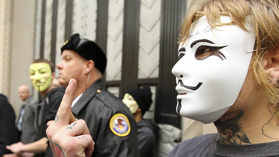Один из принципов Anonymous — положиться на коллективную силу отдельных участников, действующих таким образом, что совокупный эффект принесет пользу всем
&lt;br>Участник акции в США