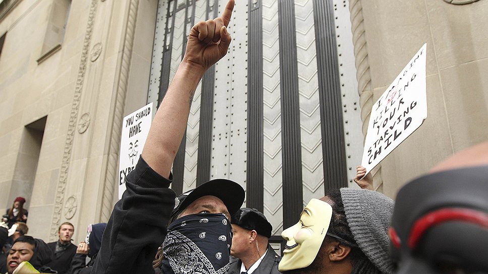 Большинство активистов в США прошли от Капитолия к стенам департамента юстиции США, где скандировали лозунги Anonymous