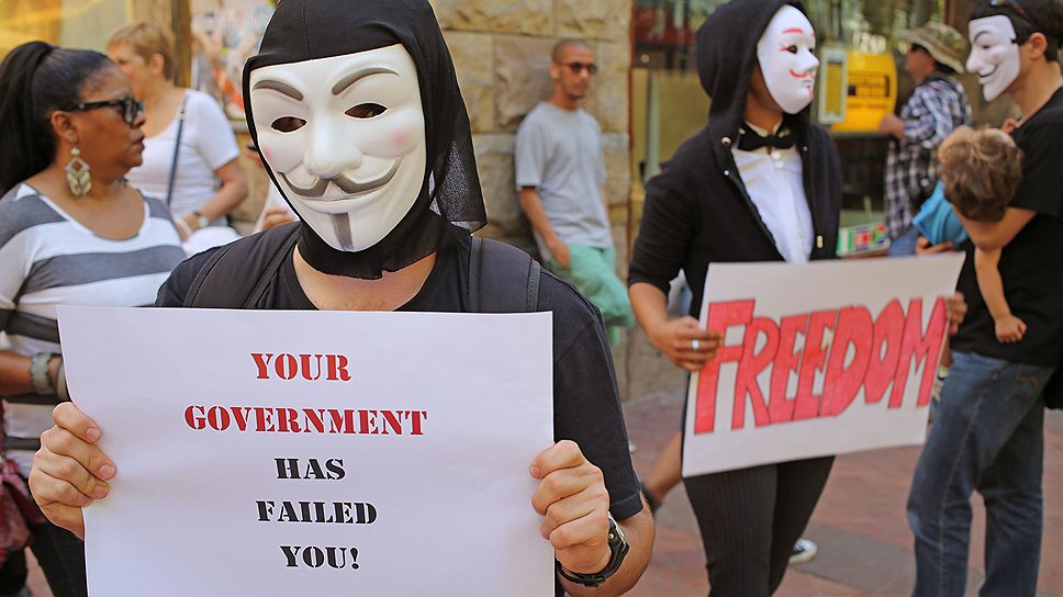 Участник акции с плакатом «Твое правительство обмануло тебя». Кейптаун. ЮАР