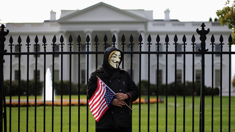 Anonymous стали использовать маску Гая Фокса еще в 2008 году. Вскоре она стала известным интернет-мемом и одним из символов сообщества Anonymous. Дизайн маски был придуман художником-иллюстратором Дэвидом Ллойдом 1982 году