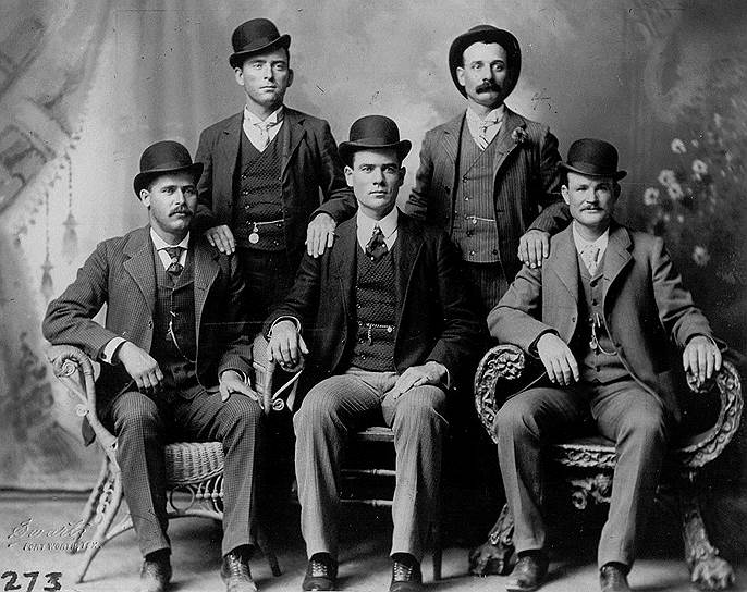 1908 год. Известные американские грабители «Дикой банды» Бутч Кэссиди (передний ряд, справа) и Сандэнс Кид (передний ряд, слева) были убиты в городе Сан-Винсент на юге Боливии