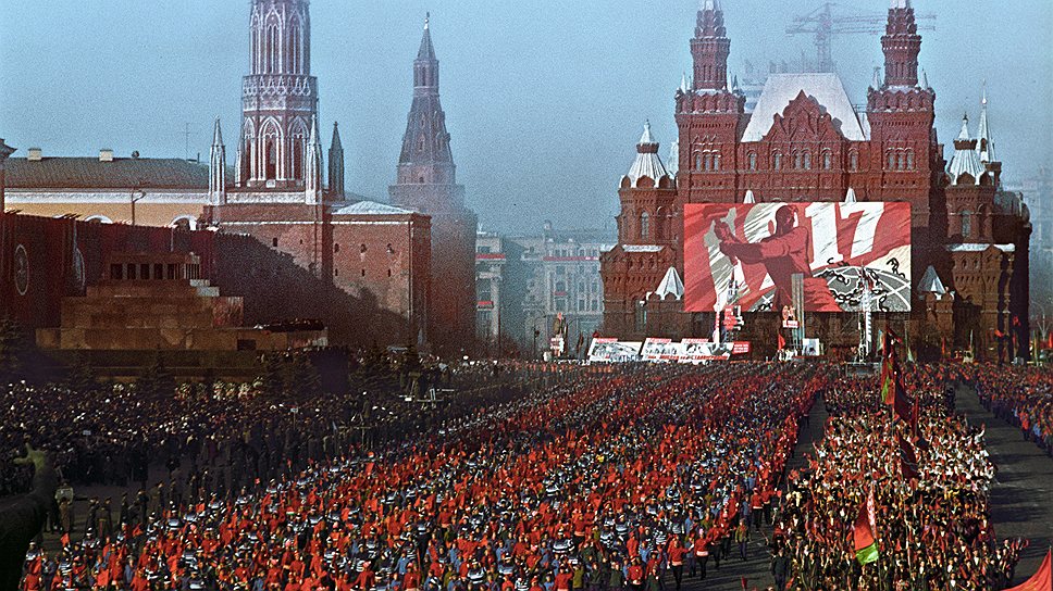 Принимал парад в честь 50-летия Великой Октябрьской социалистической революции министр обороны СССР Андрей Гречко. В нем приняли участие как и современные, так и стилизованные войска времен гражданской войны