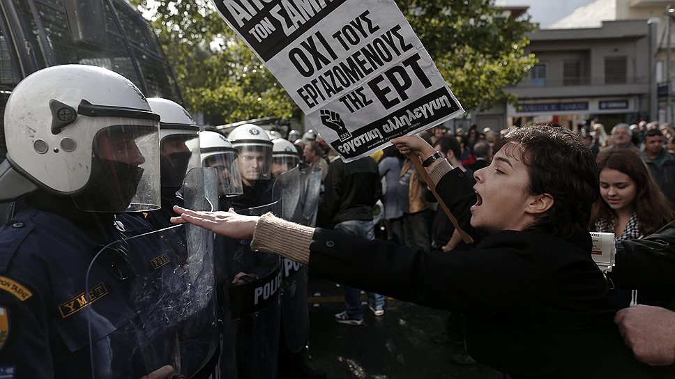 Беспорядки и забастовки в Греции продолжаются несколько дней. Поводом к началу стал захват полицией здания телекомпании ERT — Дворца радио — которая была закрыта правительством еще 11 июня из-за «непрозрачности и расточительности»
