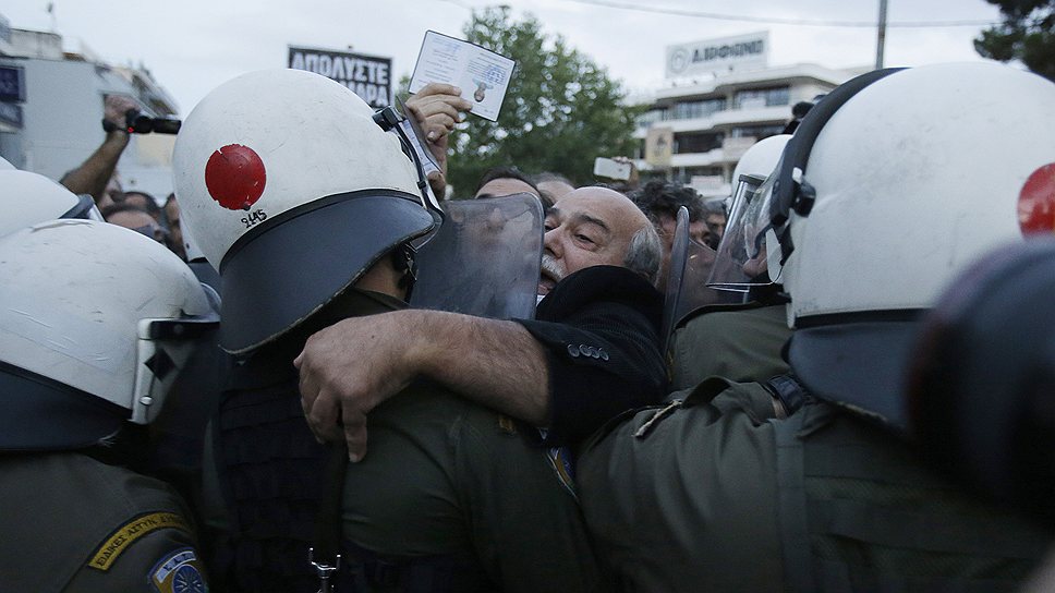 8 ноября парламент Греции проголосует по вопросу о доверии правительство. Такое требование выдвинула оппозиция после зачистки, котьорую полиция провела в здании телекомпании 