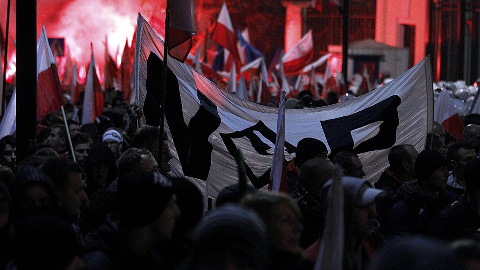 Известно, что беспорядки начались с того, что несколько десятков молодых людей, скрывавших лица балаклавами или шарфами футбольных клубов, свернули на одну из боковых улиц с согласованного маршрута и атаковали здание, в котором проживают леворадикалы, вывесившие баннер оскорбительного содержания 