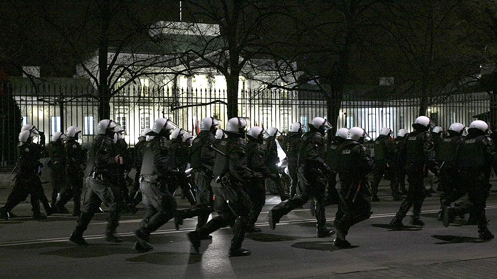 Полицейские попытались помешать агрессивным демонстрантам, однако те в ответ стали закидывать представителей правопорядка пиротехникой и камнями и подожгли несколько автомобилей 