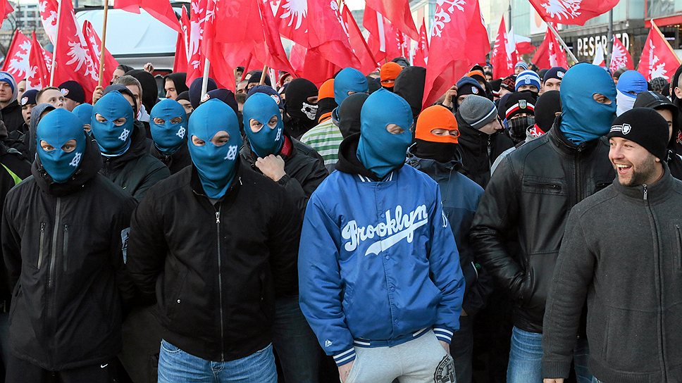 МИД Польши уже осудил беспорядки, устроенные националистами у посольства России во время «Марша независимости». «Мы выражаем соболезнование в связи с беспорядками перед посольством РФ в Польше. Хулиганству нет оправдания. Мы осуждаем нарушение Венской конвенции», — подчеркнул пресс-секретарь МИДа Марчин Войчеховский 