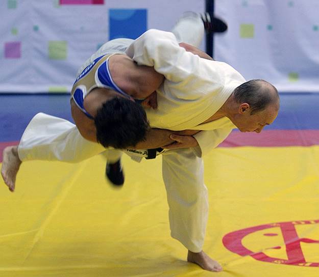 Владимир Путин начал заниматься спортивной борьбой в возрасте 11 лет. В 1973 году будущий глава государства получил звание мастера спорта по самбо, а два года спустя — по дзюдо. У Владимира Путина есть также черный пояс по каратэ