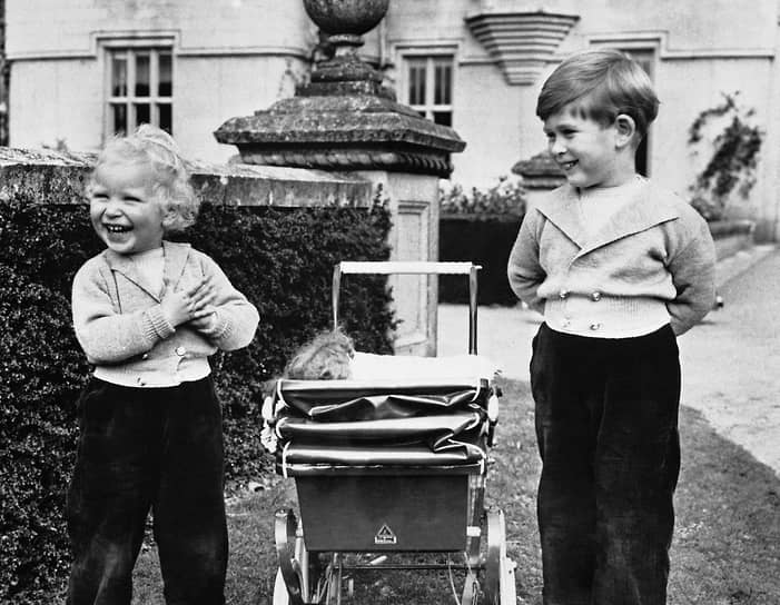 Принц Уэльский, при крещении получивший имя Чарльз Филипп Артур Георг, родился 14 ноября 1948 года в Лондоне. Чарльз — старший сын королевы Великобритании Елизаветы II и принца Филиппа, герцога Эдинбургского. По отцу Чарльз приходится прапраправнуком российскому императору Николаю I
&lt;BR>На фото: с принцессой Анной