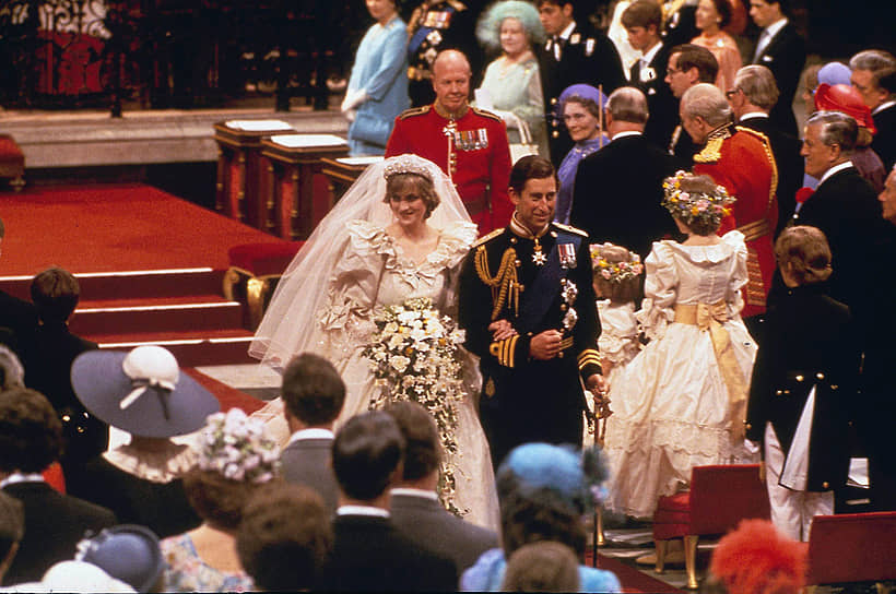 В молодости принц Чарльз ухаживал за многими девушками. Так, в 1979 году он сделал предложение своей троюродной сестре Аманде Натчбулл, которая ответила ему отказом. Год спустя принц встречался уже с леди Сарой Спенсер, а еще через год женился на ее младшей сестре Диане