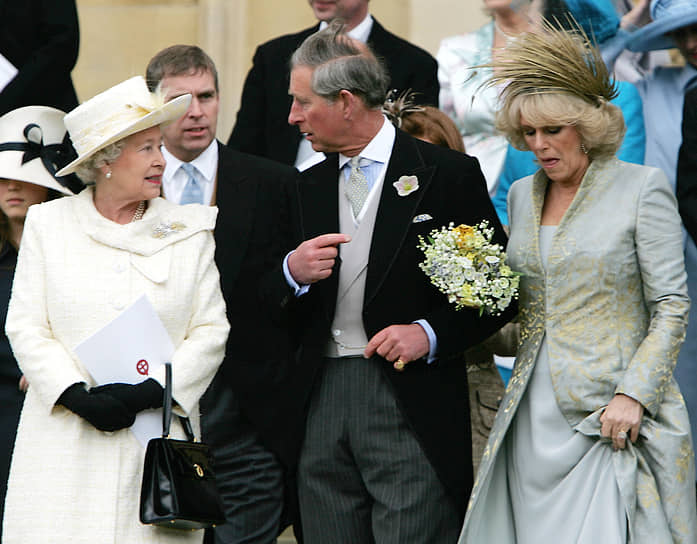 В 2005 году Чарльз женился во второй раз — на своей давней возлюбленной Камилле Паркер Боулз (справа), отношения с которой он поддерживал и во время брака с Дианой. Впервые в истории британской королевской семьи церемония бракосочетания была гражданской