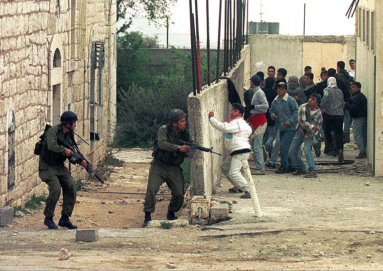 Начало 2000-х годов связывают с ростом влияния палестинского исламистского движения «Хамас», чему способствовал вывод израильских войск из сектора Газа в 2005 году
