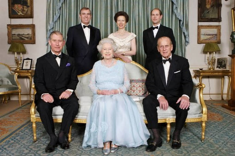 «Нечто столь любопытное, как монархия, не выживет, если не принимать во внимание отношение людей. В конце концов, если люди этого не хотят, у них этого не будет»
&lt;BR>На фото: королева Елизавета II (в центре), принц Филипп (справа на переднем плане), принц Чарльз, (слева на переднем плане) принц Эдуард, (справа на заднем плане) принцесса Анна (в центре на заднем плане) и принц Эндрю (слева на заднем плане) 