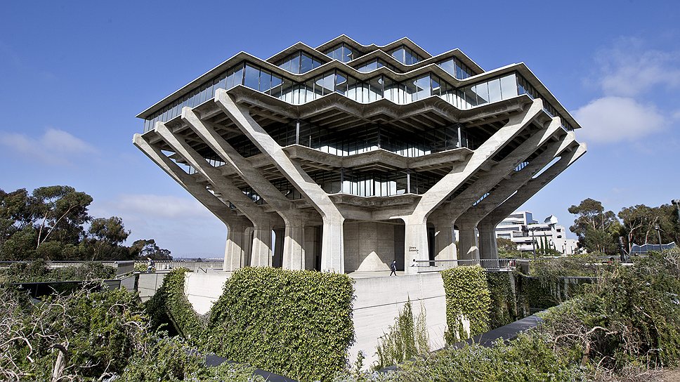 Библиотека Гейзель (Geisel Library) Калифорнийского университета, Сан-Диего, США. Построена в 1970 году по проекту американского архитектора Уильяма Перейры (William Pereira), автора самого высокого и узнаваемого небоскреба Сан-Франциско — Transamerica 