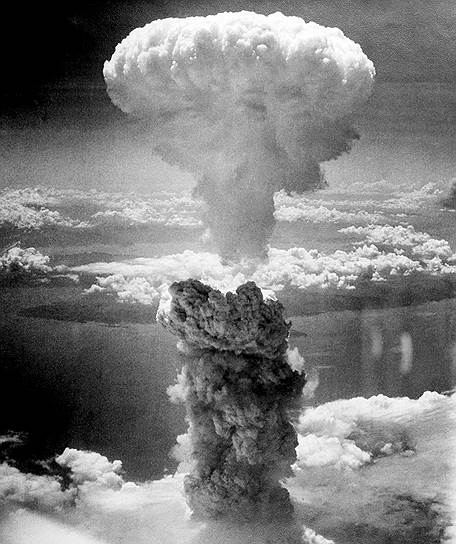 В конце Второй мировой войны  американские атомные бомбы были сброшены на Японию. С этого момента между США и СССР началось противостояние, которое впоследствии получило название «холодная война»